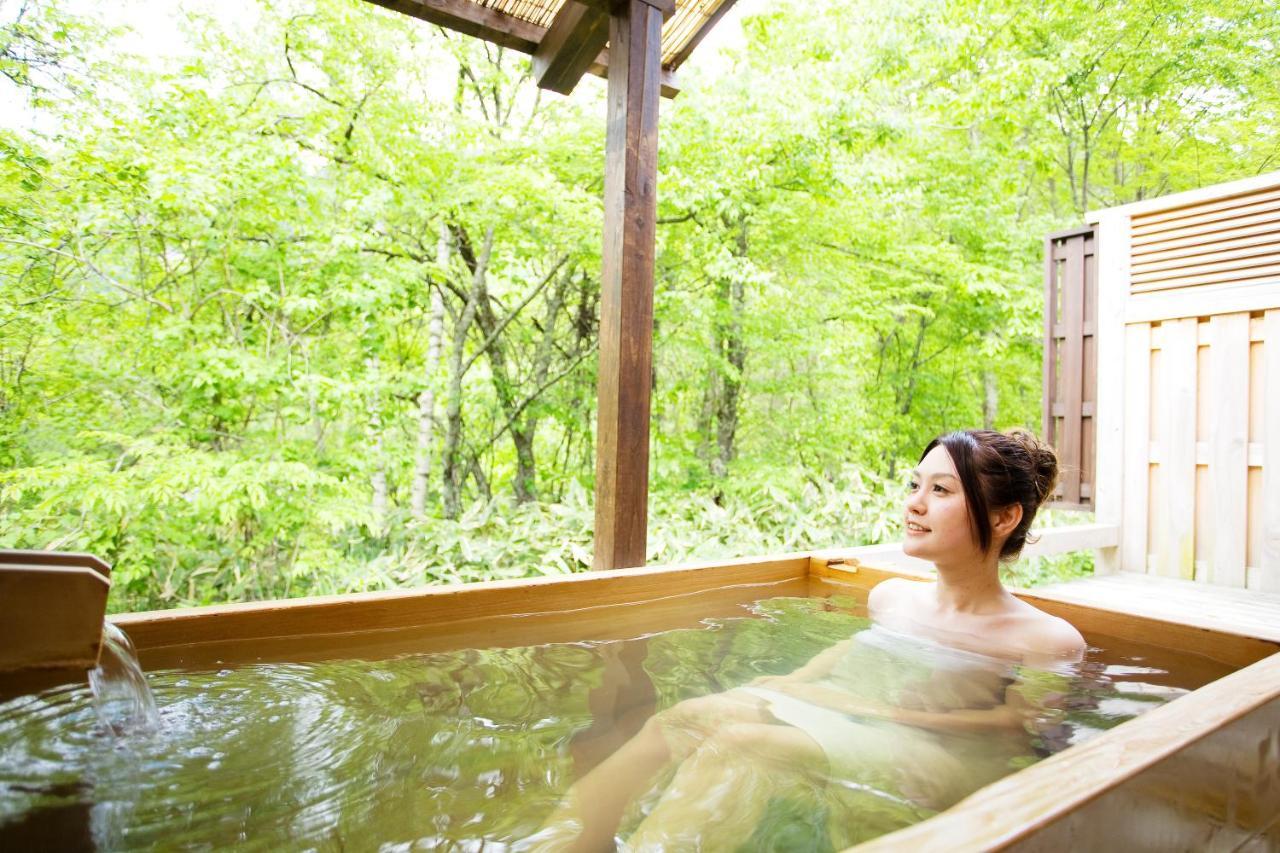 Miyama Ouan Kyoritsu Resort Takayama  Exteriör bild A woman bathing in a hot spring