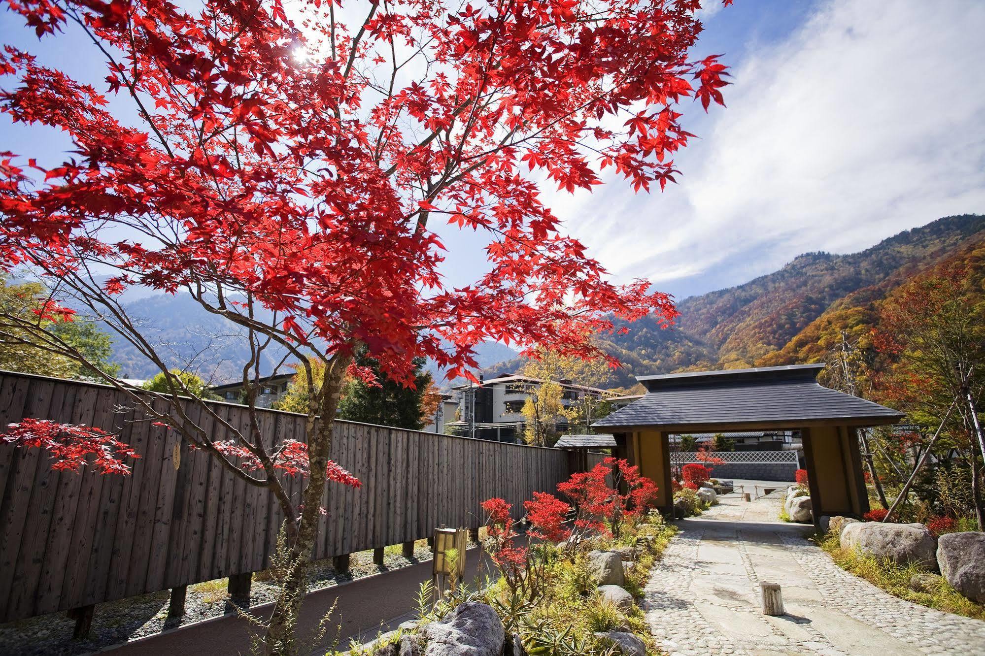 Miyama Ouan Kyoritsu Resort Takayama  Exteriör bild Autumn colours at the hot spring resort of Ōwakudani